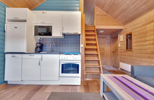 Samuelsberg Cabin | Discover Manndalen Sjøbuer: Oceanfront Retreat with Hot Tub