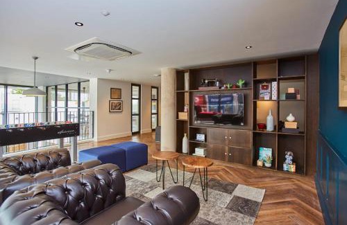 William Morris Apartment | Modern Chic Apartments at Mannequin House, London - 4 Star