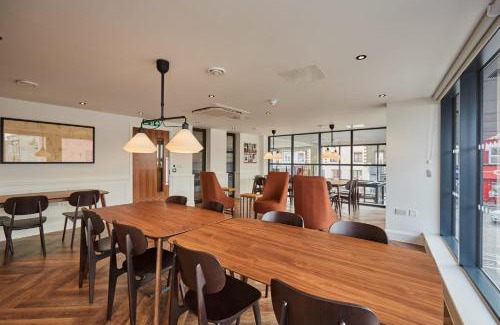 William Morris Apartment | Modern Chic Apartments at Mannequin House, London - 4 Star