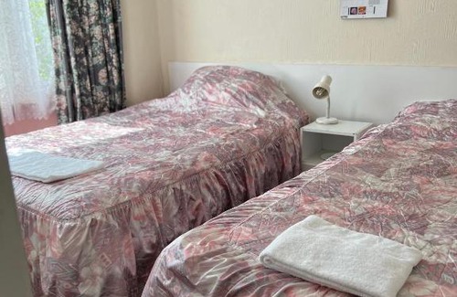 Brooklands House | Cozy Manns Guest House with Kitchen & Wheelchair Access