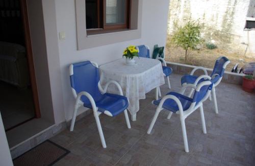 Monolithos House | Top-Rated Manos House: Pet-Friendly Retreat with Dining