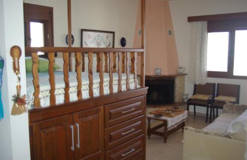 Monolithos House | Top-Rated Manos House: Pet-Friendly Retreat with Dining