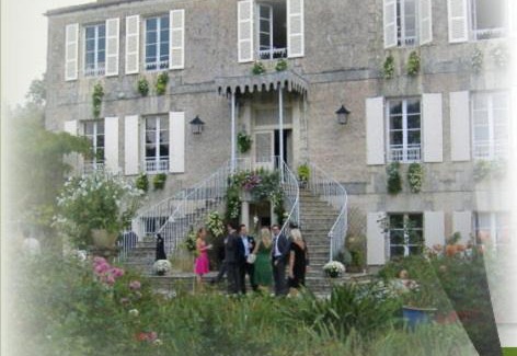 Blanzay sur Boutonne Bed & Breakfast | Stylish Manoir Angle: Pet-Friendly with Breakfast Included