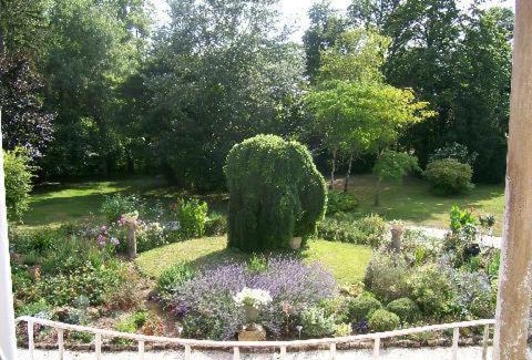 Blanzay sur Boutonne Bed & Breakfast | Stylish Manoir Angle: Pet-Friendly with Breakfast Included