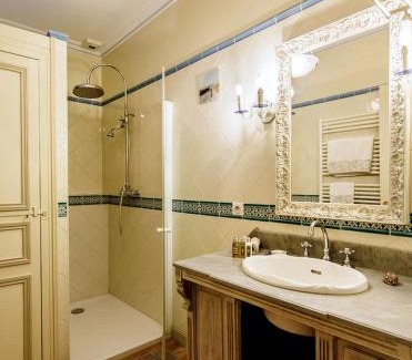 Crossac House | Inviting Manoir de Bel Ébat: Oceanfront Gem with Pool