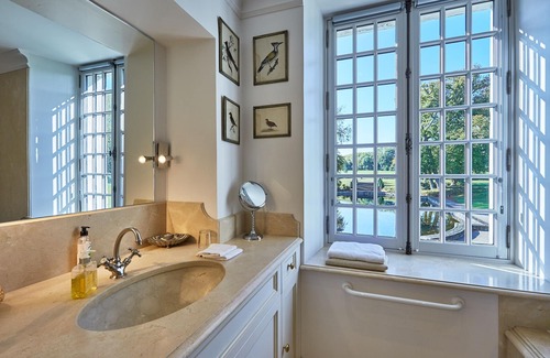 Blay Bed & Breakfast | Elegant Manoir de Cléronde: 5-Star Luxury with Spa Access