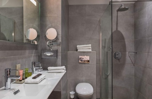 Ploneour-Lanvern Hotel | Discover Manoir de Kerhuel: Guest Rated 9/10, Family-Friendly