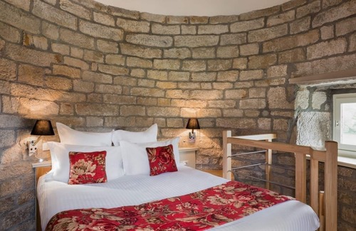 Ploneour-Lanvern Hotel | Discover Manoir de Kerhuel: Guest Rated 9/10, Family-Friendly