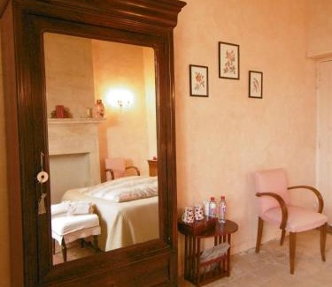 Gefosse-Fontenay Bed & Breakfast | Family-Friendly Manoir de L'Hermerel with Kitchen Access