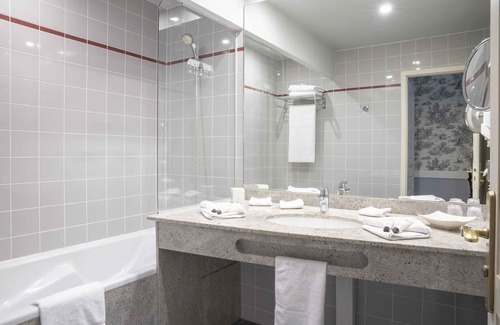Cricqueboeuf Hotel | Relax at Manoir de la Poterie & Spa with Top Amenities