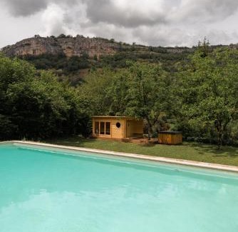 Autoire Bed & Breakfast | Discover Oceanfront Bliss at Manoir de Laroque Delprat