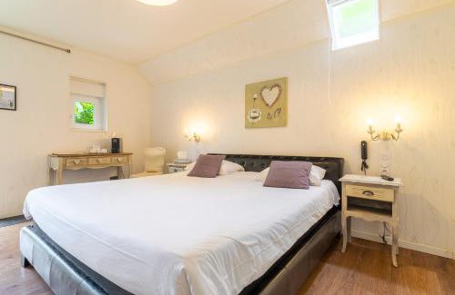 Plonevez-Porzay Hotel | Delightful Manoir de Moëllien: Pet-Friendly Retreat