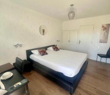 Plonevez-Porzay Hotel | Delightful Manoir de Moëllien: Pet-Friendly Retreat