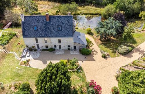 Deneze-sous-Doue Villa | Manoir de Rousse 320 m2 en campagne Piscine Wifi Jardins