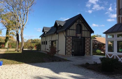 Yvre-l'Eveque Bed & Breakfast | Experience Manoir des Logis: Oceanfront Spa Retreat