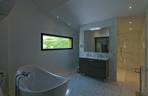 Yvre-l'Eveque Bed & Breakfast | Experience Manoir des Logis: Oceanfront Spa Retreat