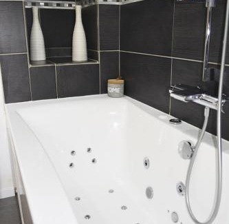 Saint-Avertin House | Relaxing Manoir Drissia - Tours Centre with Spa & Hot Tub