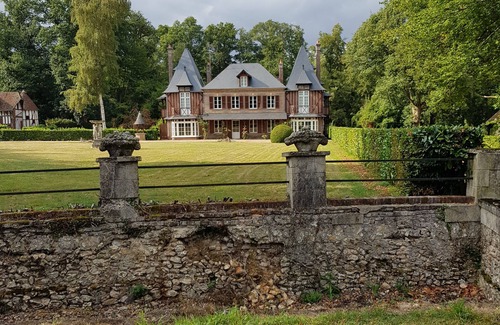 Les Baux-Sainte-Croix House | Discover Manoir du Chambellan: Guest Rated 9.6/10 & Breakfast