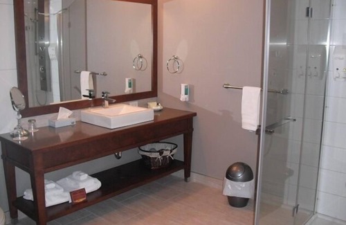 St-Ferdinand Hotel | Elegant Manoir du Lac William: Spa, Pool & Scenic Views