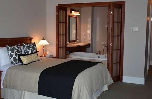 St-Ferdinand Hotel | Elegant Manoir du Lac William: Spa, Pool & Scenic Views