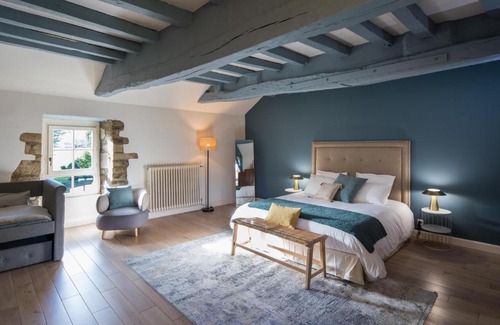 Malansac Bed & Breakfast | Elegant Manoir du Vau d'Arz with Pool and Ocean Views