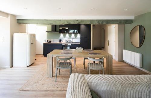 Malansac Bed & Breakfast | Elegant Manoir du Vau d'Arz with Pool and Ocean Views