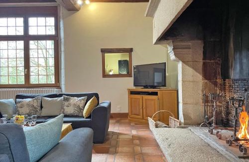 Colombiers House | Historic Manoir du XVème Siècle: Family-Friendly Retreat