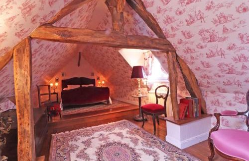 Saint-Pierre-des-Loges House | Cozy Retreat with Private Garden & Forest Access - Highly Rated