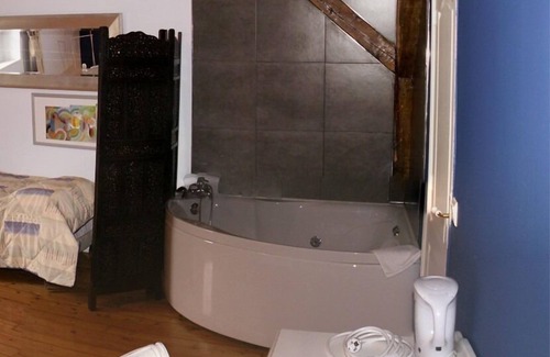 Vitry-le-Francois House | Discover Manoir François 1er Iris: Relaxing Pool & Spa