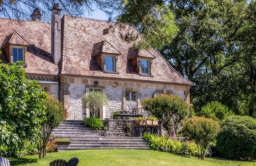 Saint-Raphael House | Experience Manoir Le Cuvier: Pet-Friendly Retreat with Pool