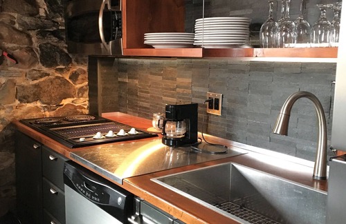 Marieville Hotel | Discover Manoir Ramezay: Family-Friendly with Breakfast