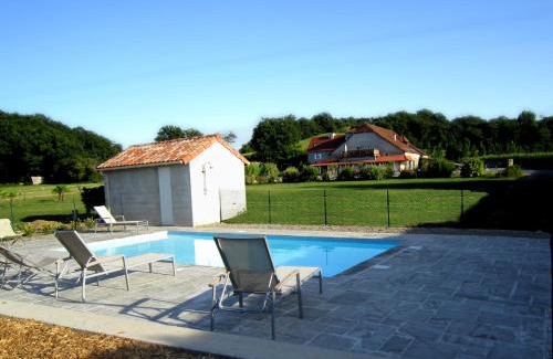 Barraute-Camu Bed & Breakfast | Oceanfront Manoir Théas: Guest Rated 9/10 & Pet Friendly