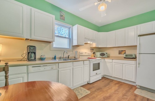 Willoughby Spit Cottage | Pet-Friendly Manor and Mutts: 4-Bedroom Ocean View Cottage