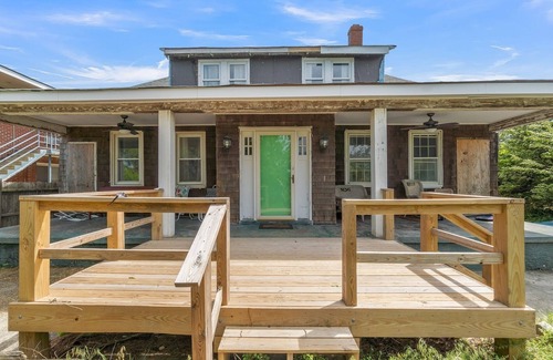 Willoughby Spit Cottage | Pet-Friendly Manor and Mutts: 4-Bedroom Ocean View Cottage
