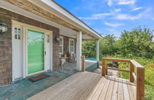 Willoughby Spit Cottage | Pet-Friendly Manor and Mutts: 4-Bedroom Ocean View Cottage