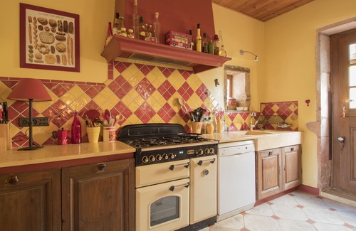 Cuisery House | Unwind at Manor Bressan: Guest Rated 9.8 with Ocean Views