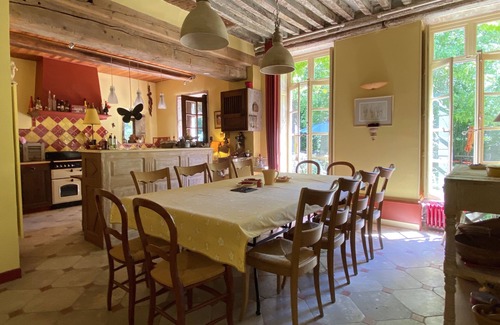 Cuisery House | Unwind at Manor Bressan: Guest Rated 9.8 with Ocean Views