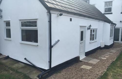 Walsall House | Discover Manor Bungalow: Pet-Friendly Getaway Awaits