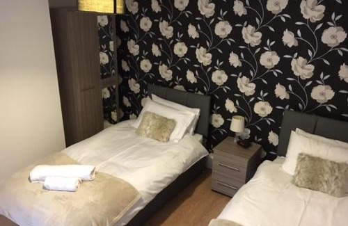 Walsall House | Discover Manor Bungalow: Pet-Friendly Getaway Awaits