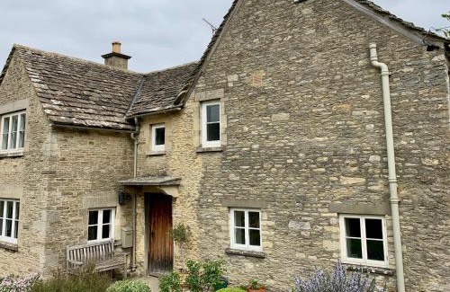 Ampney Crucis House | Delightful Manor Cottage: Pet and Child Friendly Retreat