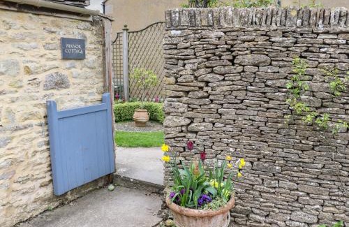 Ampney Crucis House | Delightful Manor Cottage: Pet and Child Friendly Retreat