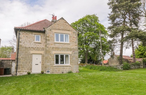 Levisham House | Welcoming Manor Cottage: Pet Friendly with Breakfast & Kitchen