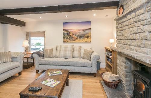 Litton House | Elegant Manor Cottage: 5-Star Pet and Child Friendly Stay
