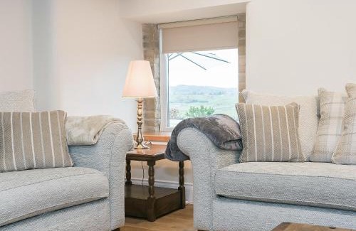 Litton House | Elegant Manor Cottage: 5-Star Pet and Child Friendly Stay