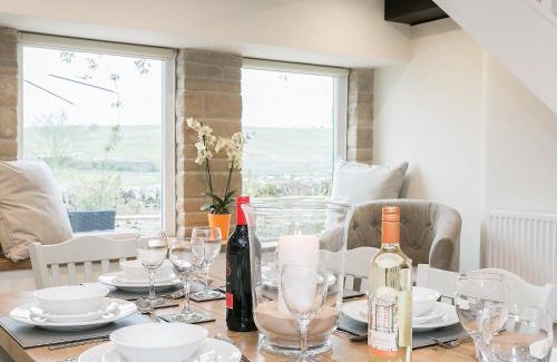 Litton House | Elegant Manor Cottage: 5-Star Pet and Child Friendly Stay