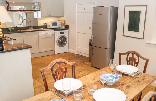 Ampney Crucis Cottage | Pet-Friendly Manor Cottage: A Character Retreat in Poulton