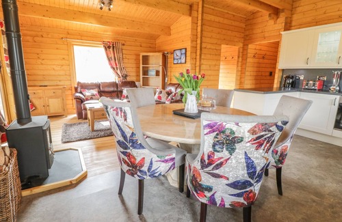 Bettws Cedewain Cottage | Family-Friendly Red Kite Lodge at Manor Farm in Newtown