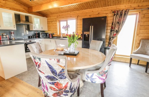Bettws Cedewain Cottage | Family-Friendly Red Kite Lodge at Manor Farm in Newtown