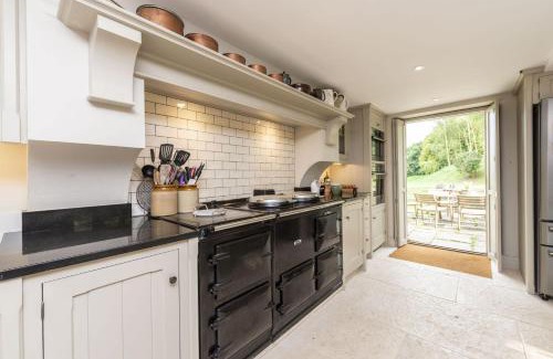 Maiden Newton House | Family-Friendly Getaway at Manor Farmhouse