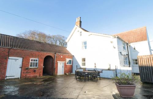 Reighton House | Welcoming Manor Farmhouse: Pet & Child Friendly Retreat